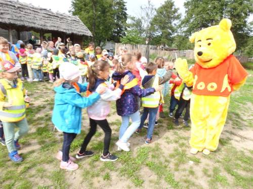 Zdjęcie z wydarzenia o nazwie Festiwal Książki Dziecięcej w Pruszczu Gdańskim, na zdjęciu dzieci podczas zajęć.